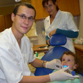 Dentysta zakłada dziecku plombę