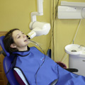 Pacjentka podczas rentgenu stomatologicznego
